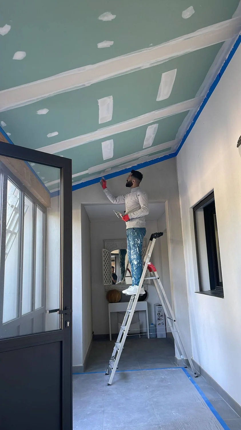Finitions d'un couloir — Le savoir-faire, ADP Marseille