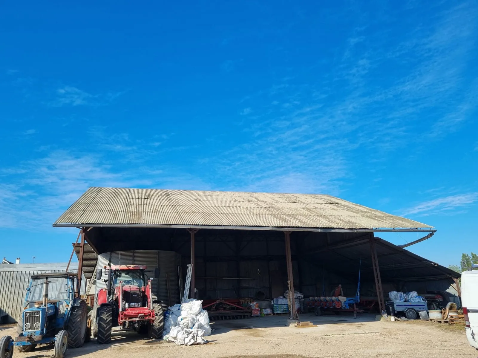 Hangar d'exploitation et engins agricoles