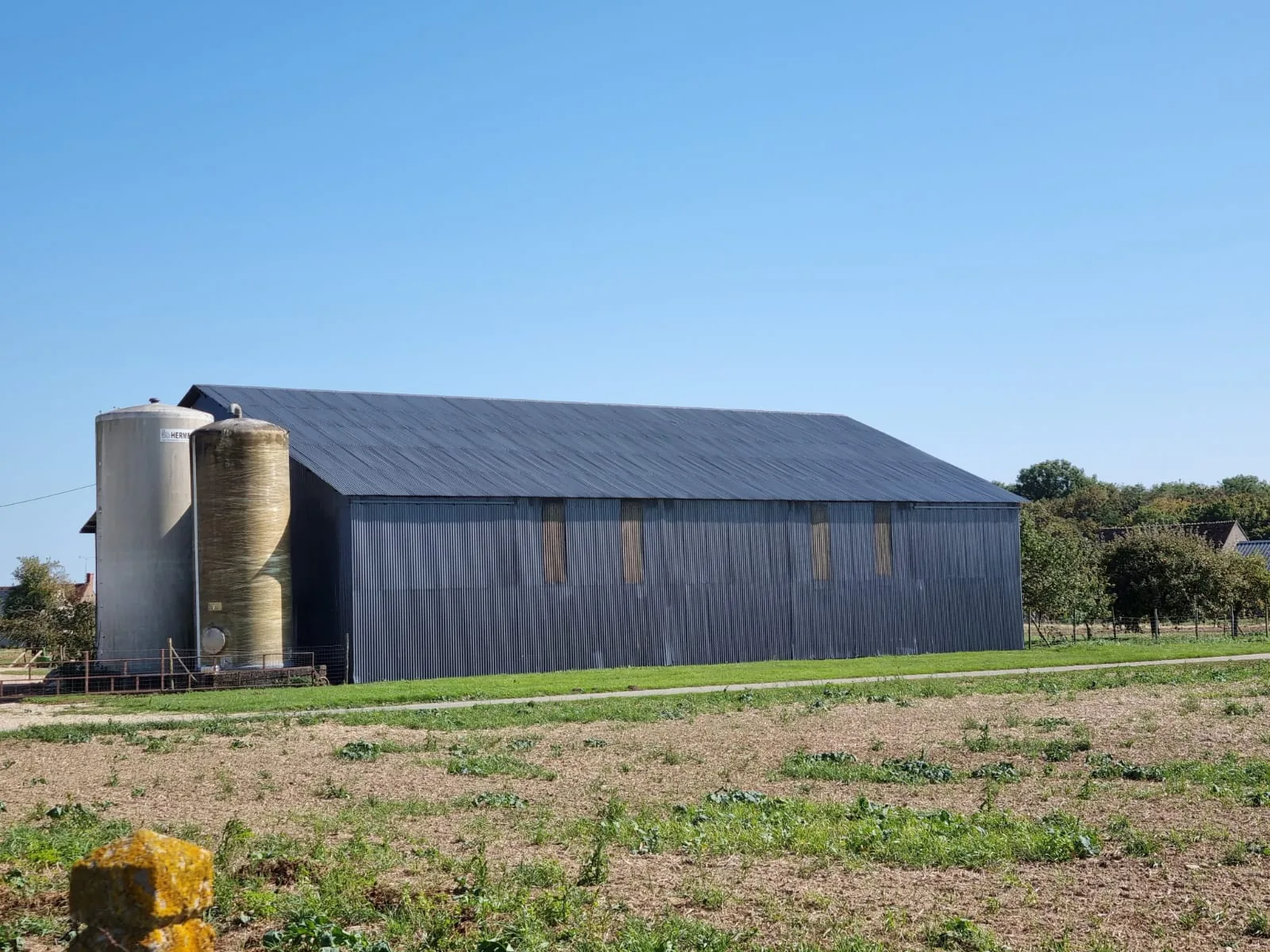 Grange agricole, bardage et toiture traités